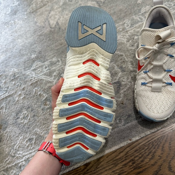 Nikes trainers- size 9- gently worn - Picture 2 of 4